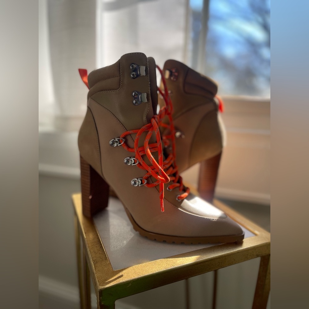 Steve Madden Women’s Karey Leather pointed toe ankle boots. Size 9.5